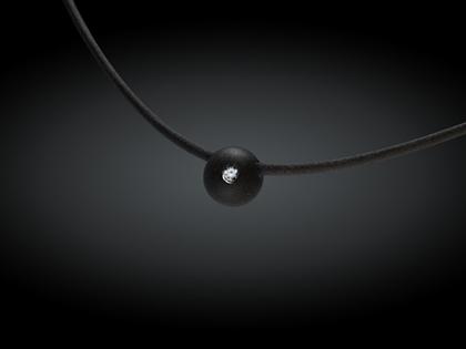 André Ribeiro Halsreif mit Kugel Kautschuk mit Brillant 0,06 – Halsschmuck Collier aus 750 Weißgold, Edelstahl, Kautschuk und und .
