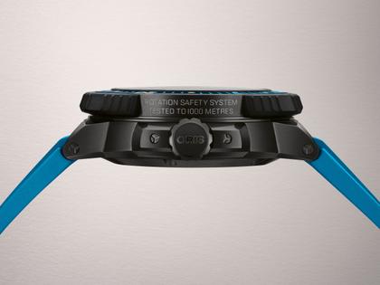 Oris Aquis Pro 1000M Automatik Titan Schwarz-PVD 49,5mm blaues Wellen-Zifferblatt blaues Kautschukband – Herrenuhren Uhr mit Datum aus Edelstahl, Kautschuk, PVD beschichtet und Titan. Das Gehäuse ist rund und schwarz. Das Kautschuk / Kunststoff / Silikon Armband ist blau. Das Zifferblatt ist ein Index in blau. – Ansicht 6