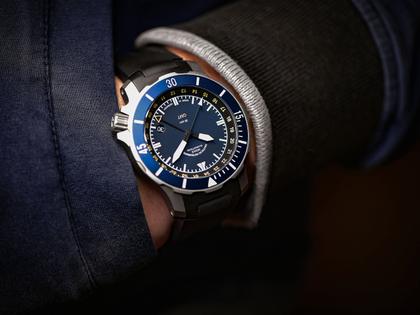 Mühle Glashütte Seebataillon GMT Automatik Titan 45mm blaues Zifferblatt schwarzes Kautschukband – Herrenuhren Uhr mit Datum aus Kautschuk und Titan. Das Gehäuse ist rund und silber. Das Kautschuk / Kunststoff / Silikon Armband ist schwarz. Das Zifferblatt ist ein Index in blau. – Ansicht 4