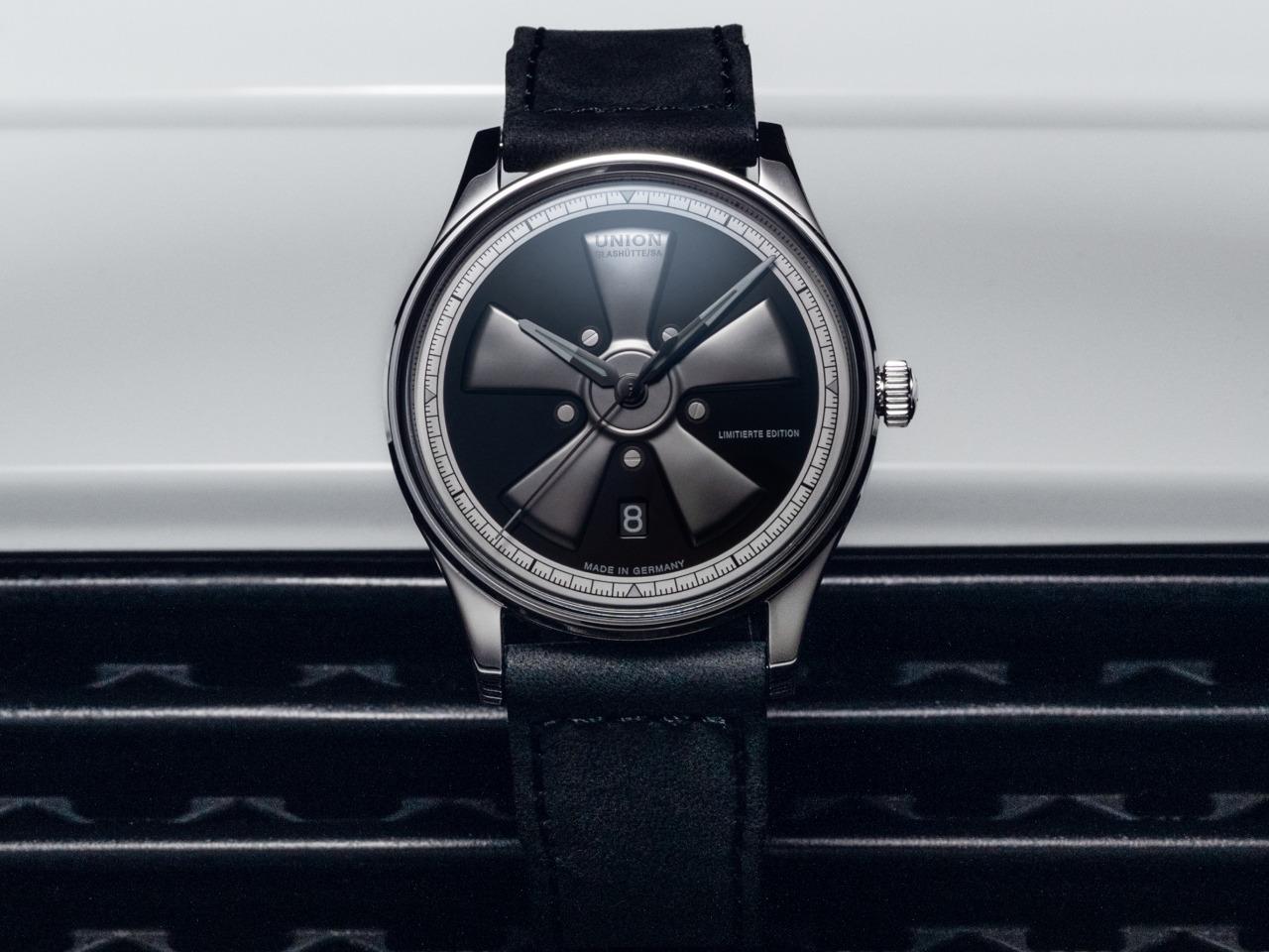 Union Glashütte Noramis Datum Petro Surf 2026 Limitierte Edition Automatik Edelstahl 40mm Felgendesign Zifferblatt schwarzes Lederband – Herrenuhren Uhr mit Datum aus Edelstahl und Leder. Das Gehäuse ist rund und silber. Das Lederarmband ist schwarz. Das Zifferblatt ist ohne Zeichen und schwarz. – Ansicht 9