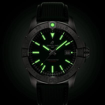 Breitling Avenger Automatik 42 Edelstahl grünes Zifferblatt dunkelgrünes Lederband – Herrenuhren Uhr mit Datum aus Edelstahl und Leder. Das Gehäuse ist rund und silber. Das Lederarmband ist grün. Das Zifferblatt ist ein Index in grün. – Ansicht 6