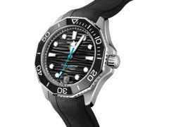 TAG Heuer Aquaracer Professional 300 Date Automatik Edelstahl 42mm schwarzes Zifferblatt schwarzes Kautschukband – Herrenuhren Uhr mit Datum aus Edelstahl und Keramik. Das Gehäuse ist rund und silber. Das Kautschuk / Kunststoff / Silikon Armband ist schwarz. Das Zifferblatt ist ein Index in schwarz. – Ansicht 2
