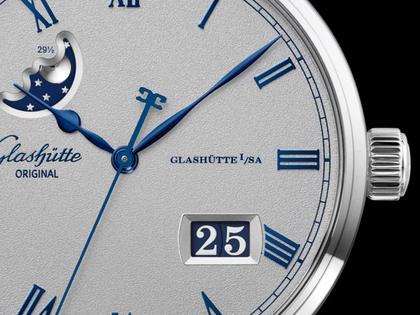 Glashütte Original Senator Excellence Panoramadatum Mondphase Automatik Edelstahl 40mm silbernes Zifferblatt Metallband – Herrenuhren Uhr mit Datum aus Edelstahl. Das Gehäuse ist rund und silber. Das Edelstahlarmband ist silber. Das Zifferblatt ist römisch und grau. – Ansicht 2