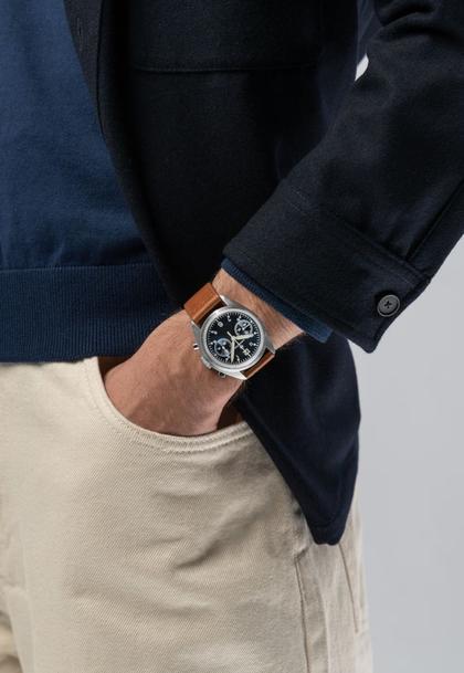 Hamilton Khaki Aviation Pilot Pioneer Mechanical Chrono Handaufzug Edelstahl 40mm blaues Zifferblatt braunes Lederband – Herrenuhren Chronograph aus Edelstahl und Leder. Das Gehäuse ist rund und silber. Das Lederarmband ist braun. Das Zifferblatt ist arabisch Index und blau. – Ansicht 4