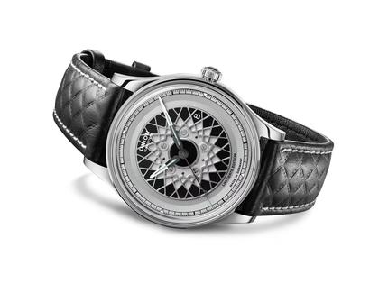 Union Glashütte Noramis Datum Deutschland Klassik 2024 Limitierte Edition Automatik Edelstahl 40mm Felgendesign Zifferblatt schwarzes Lederband – Herrenuhren Uhr mit Datum aus Edelstahl und Leder. Das Gehäuse ist rund und silber. Das Lederarmband ist schwarz. Das Zifferblatt ist ohne Zeichen und schwarz. – Ansicht 2