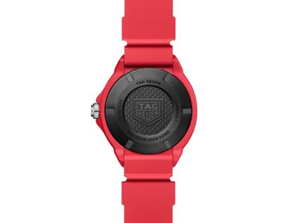 TAG Heuer Formula 1 Solargraph Quarz Kunststoff 38mm weißes Zifferblatt rotes Kautschukband – Herrenuhren Uhr mit Datum aus Edelstahl und Kunststoff. Das Gehäuse ist rund und silber. Das Kautschuk / Kunststoff / Silikon Armband ist rot. Das Zifferblatt ist ein Index in weiß. – Ansicht 2