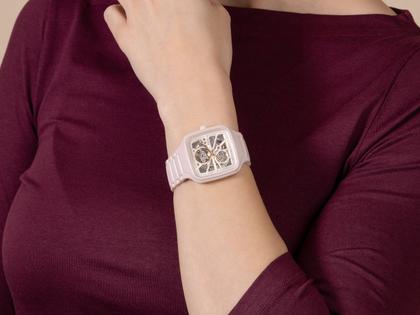 Rado True Square Open Heart Automatik Keramik 38mm rosa Zifferblatt rosa Keramikband – Herrenuhren Uhr ohne Datum aus Keramik, rhodiniert und Titan. Das Gehäuse ist quadratisch und rosa. Das Keramikarmband ist rosa. Das Zifferblatt ist skelettiert und rosa. – Ansicht 6