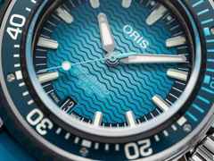 Oris Aquis Pro 4000M Automatik Titan 49,5mm blaues Wellen-Zifferblatt blaues Kautschukband – Herrenuhren Uhr mit Datum aus Kautschuk und Titan. Das Gehäuse ist rund und grau. Das Kautschuk / Kunststoff / Silikon Armband ist blau. Das Zifferblatt ist ein Index in blau. – Ansicht 2