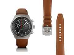 Porsche Design Chronograph 1 - All Titanium Numbered Edition Automatik Titan 40mm schwarzes Zifferblatt braunes Lederband – Herrenuhren Chronograph aus Leder und Titan. Das Gehäuse ist rund und grau. Das Lederarmband ist braun. Das Zifferblatt ist ein Index in schwarz. – Ansicht 2
