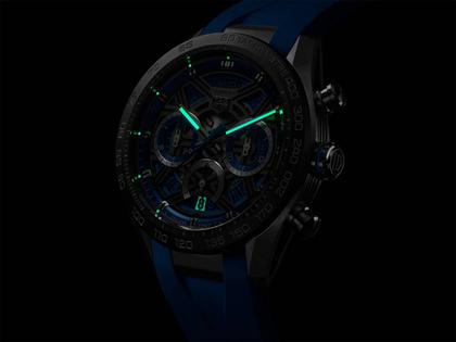 TAG Heuer Carrera Chronograph Extreme Sport Automatik Titan 44mm skelettiertes Zifferblatt blaues Kautschukband – Herrenuhren Chronograph aus Keramik und Titan. Das Gehäuse ist rund und grau. Das Kautschuk / Kunststoff / Silikon Armband ist blau. Das Zifferblatt ist ein Index in blau. – Ansicht 3