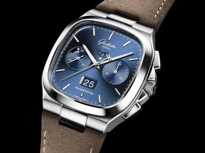 Glashütte Original Seventies Chronograph Panoramadatum Automatik Edelstahl 40mm blaues Zifferblatt braunes Lederband – Herrenuhren Chronograph aus Edelstahl. Das Gehäuse ist quadratisch und silber. Das Lederarmband ist braun. Das Zifferblatt ist ein Index in blau. – Ansicht 2