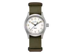 Hamilton Khaki Field Quartz Edelstahl 38mm weißes Zifferblatt grünes NATO-Textilband – Herrenuhren Uhr ohne Datum aus Edelstahl. Das Gehäuse ist rund und grau. Das Textilarmband ist grün. Das Zifferblatt ist ein Index in weiß.