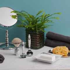 Meissen Rasierpinsel Ming-Drache Silvertip Fibre Mühle Edition mit Monogramm – Porzellanwaren Sonstige Accessoires in weiß und aus Porzellan. – Ansicht 2