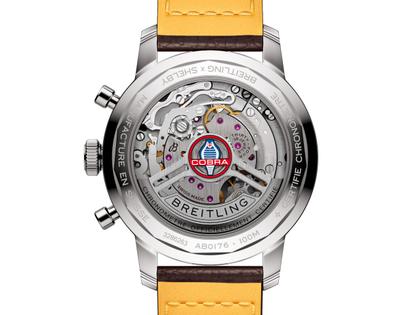 Breitling Top Time B01 Shelby Cobra Automatik Edelstahl 41mm blaues Zifferblatt braunes Lederband – Herrenuhren Chronograph aus Edelstahl. Das Gehäuse ist rund und silber. Das Lederarmband ist braun. Das Zifferblatt ist ein Index in blau. – Ansicht 3