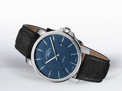 Mühle Glashütte 29er Casual Automatik Edelstahl 42,4mm blaues Zifferblatt beiges Canvasband – Herrenuhren Uhr mit Datum aus Edelstahl und Leder. Das Gehäuse ist rund und silber. Das Textilarmband ist grau. Das Zifferblatt ist ein Index in blau. – Ansicht 2