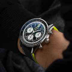 Breitling Navitimer B01 Chronograph 43 Titan Aston Martin Aramco Formula ONE™ Team Limited Edition – Herrenuhren Chronograph aus Titan. Das Gehäuse ist rund und silber. Das Lederarmband ist anthrazit. Das Zifferblatt ist ein Index in anthrazit. – Ansicht 3