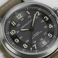 Hamilton Khaki Field Titanium Auto Titan 42mm graues Zifferblatt braunes Lederband – Herrenuhren Uhr ohne Datum aus Titan. Das Gehäuse ist rund und silber. Das Lederarmband ist braun. Das Zifferblatt ist arabisch Index und schwarz. – Ansicht 2
