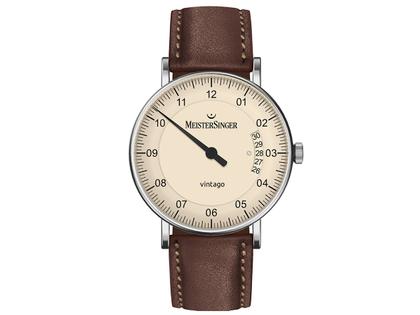 MeisterSinger Vintago Automatik Edelstahl Beige Lederband – Herrenuhren Uhr mit Datum aus Edelstahl. Das Gehäuse ist rund und silber. Das Lederarmband ist braun. Das Zifferblatt ist arabisch Index und beige.