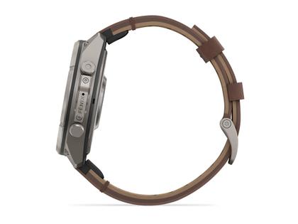 Garmin Fenix 9 Pro inReach Titan 47mm digitales Display braunes Lederband – Herrenuhren Uhr Multifunktion aus Leder und Titan. Das Gehäuse ist rund und grau. Das Lederarmband ist braun. Das Zifferblatt ist digital und schwarz. – Ansicht 3