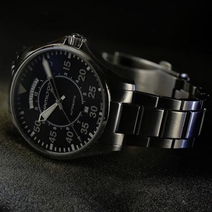 Hamilton Khaki Aviation Pilot Day Date Auto Edelstahl 42 mm schwarzes Zifferblatt Metallband – Herrenuhren Uhr mit Datum aus Edelstahl. Das Gehäuse ist rund und silber. Das Edelstahlarmband ist braun. Das Zifferblatt ist arabisch Index und schwarz. – Ansicht 3