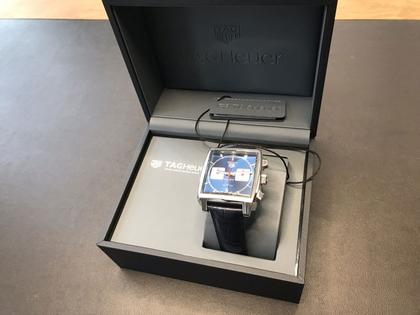 TAG Heuer Monaco Chronograph Automatik Edelstahl 39mm blaues Zifferblatt blaues Lederband – Herrenuhren Chronograph aus Edelstahl. Das Gehäuse ist rechteckig und silber. Das Lederarmband Kroko / Alligator ist blau. Das Zifferblatt ist ein Index in blau. – Ansicht 7
