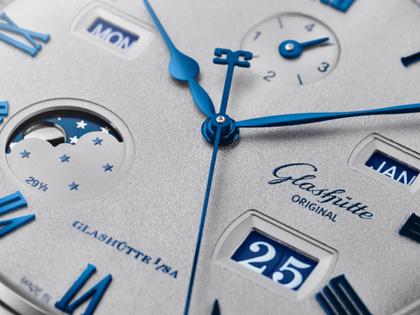 Glashütte Original Senator Excellence Ewiger Kalender Automatik Edelstahl 42mm silbergraues Zifferblatt blaues Textilband – Herrenuhren Uhr mit Kalender aus Edelstahl. Das Gehäuse ist rund und silber. Das Textilarmband ist blau. Das Zifferblatt ist römisch und grau. – Ansicht 4