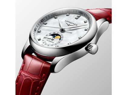 Longines Master Collection Automatik Edelstahl 34mm weißes Perlmutt-Zifferblatt mit Diamanten rotes Lederband – Damenuhren Uhr mit Datum aus Edelstahl und Leder. Das Gehäuse ist rund und silber. Das Lederarmband Kroko / Alligator ist rot. Das Zifferblatt ist ein Index in weiß. – Ansicht 4