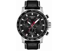 Tissot Supersport Quarz Chronograph Edelstahl schwarzes Zifferblatt schwarzes Lederband – Herrenuhren Chronograph aus Edelstahl. Das Gehäuse ist rund und silber. Das Lederarmband ist schwarz. Das Zifferblatt ist ein Index in schwarz.