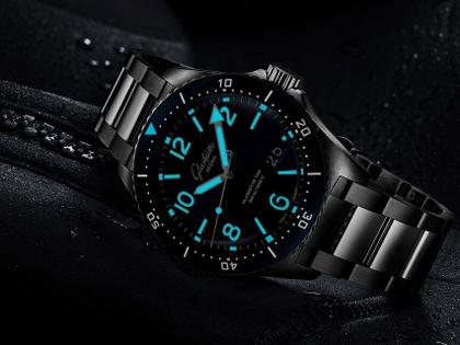 Glashütte Original SeaQ Panoramadatum Automatik Edelstahl 43mm blaues Zifferblatt Metallband – Herrenuhren Uhr mit Datum aus Edelstahl und Keramik. Das Gehäuse ist rund und silber. Das Edelstahlarmband ist silber. Das Zifferblatt ist arabisch Index und blau. – Ansicht 4