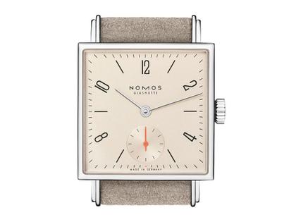 Nomos Glashütte Tetra 27 Champagner Handaufzug Edelstahl 27mm beiges Zifferblatt braunes Lederband – Damenuhren Uhr ohne Datum aus Edelstahl. Das Gehäuse ist quadratisch und silber. Das Lederarmband ist beige. Das Zifferblatt ist arabisch Index und beige. – Ansicht 2