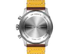 Breitling Classic Avi Chronograph 42 Mosquito Automatik Edelstahl schwarzes Zifferblatt braunes Lederband – Herrenuhren Chronograph aus Edelstahl. Das Gehäuse ist rund und silber. Das Lederarmband ist braun. Das Zifferblatt ist arabisch Index und schwarz. – Ansicht 2