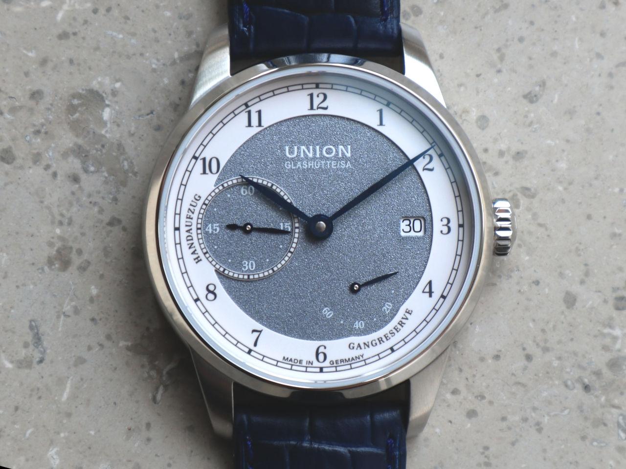Union Glashütte 1893 Johannes Dürrstein Edition Gangreserve Handaufzug Edelstahl 41mm graues Zifferblatt blaues Lederband – Herrenuhren Uhr mit Datum aus Edelstahl und Leder. Das Gehäuse ist rund und silber. Das Lederarmband ist blau. Das Zifferblatt ist arabisch und grau. – Ansicht 2