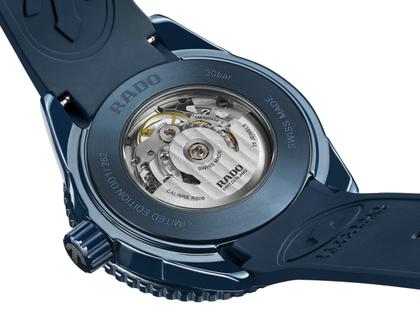 Rado Captain Cook High-Tech Ceramic Skeleton Limited Edition Orange Automatik Keramik 43mm skelettiertes Zifferblatt blaues Kautschukband – Herrenuhren Uhr ohne Datum aus Edelstahl, Kautschuk, Keramik, PVD beschichtet und Titan. Das Gehäuse ist rund und blau. Das Kautschuk / Kunststoff / Silikon Armband ist blau. Das Zifferblatt ist ein Index in grau. – Ansicht 4