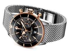 Breitling Superocean Heritage B01 Chronograph Automatik Edelstahl 42mm schwarzes Zifferblatt Metallband – Herrenuhren Chronograph aus 750 Rotgold, Edelstahl und Keramik. Das Gehäuse ist rund und silber. Das Edelstahlarmband ist silber. Das Zifferblatt ist ein Index in schwarz. – Ansicht 4