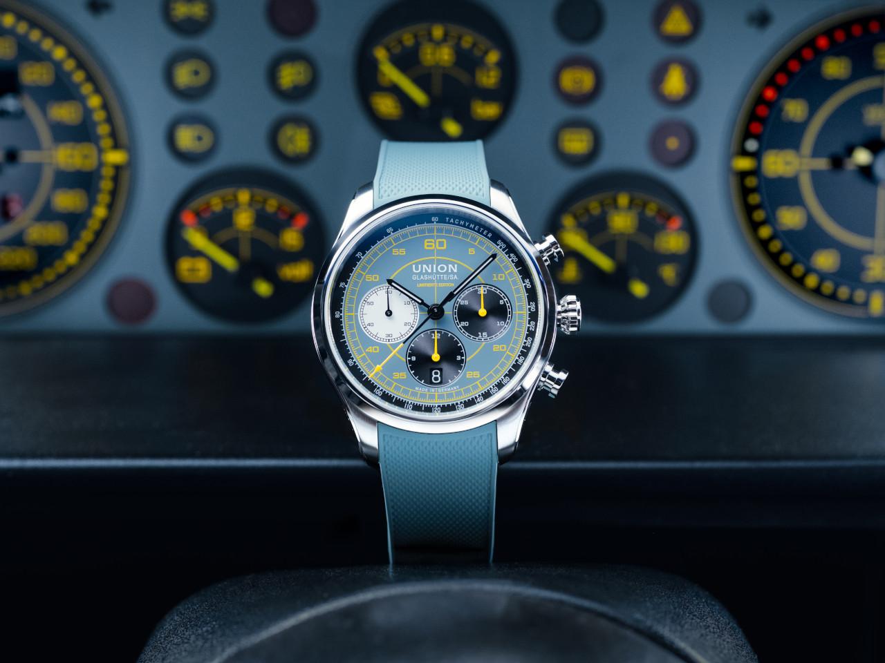 Union Glashütte Belisar Chronograph Speedster 2025 Limited Edition Automatik Edelstahl 44mm blaues Zifferblatt blaues Kautschukband – Herrenuhren Chronograph aus Edelstahl und Kautschuk. Das Gehäuse ist rund und silber. Das Kautschuk / Kunststoff / Silikon Armband ist blau. Das Zifferblatt ist arabisch und blau. – Ansicht 3