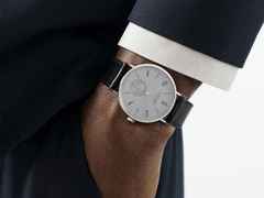 Nomos Glashütte Tangente 39 neomatik Platingrau Automatik 39mm silberfarbenes Zifferblatt schwarzes Lederband Glasboden – Herrenuhren Uhr ohne Datum aus Edelstahl. Das Gehäuse ist rund und silber. Das Lederarmband ist schwarz. Das Zifferblatt ist arabisch Index und grau. – Ansicht 5