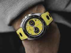 Junghans 1972 Chronoscope FIS Edition Lemon 2023 Quarz Edelstahl 43mm gelbes Zifferblatt gelbes Lederband – Herrenuhren Chronograph aus Edelstahl. Das Gehäuse ist rund und silber. Das Lederarmband ist gelb. Das Zifferblatt ist ein Index in gelb. – Ansicht 4