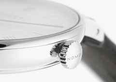 Nomos Glashütte Ludwig neomatik 36 Automatik Edelstahl weißes Zifferblatt Metallband – Damenuhren Uhr ohne Datum aus Edelstahl. Das Gehäuse ist rund und silber. Das Edelstahlarmband ist silber. Das Zifferblatt ist römisch Index und weiß. – Ansicht 2