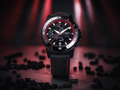 Mühle Glashütte Sportivo Power Chronograph First Edition Automatik Edelstahl Schwarz-IP 42,5mm schwarzes Zifferblatt schwarzes Leder-Kautschukband limitiert – Herrenuhren Chronograph aus Edelstahl, IP beschichtet, Keramik und Leder. Das Gehäuse ist rund und schwarz. Das Lederarmband ist schwarz. Das Zifferblatt ist ein Index in schwarz. – Ansicht 7