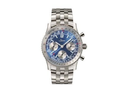 Sinn Spezialuhren 903 Ti II Jubiläum Navigationschronograph Automatik Titan 41mm blaues Zifferblatt braunes Lederband und Titanband limitiert – Herrenuhren Chronograph aus Titan. Das Gehäuse ist rund und grau. Das Lederarmband ist braun. Das Zifferblatt ist arabisch Index und blau. – Ansicht 2