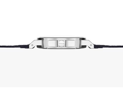 Nomos Glashütte Ahoi neomatik 38 Datum Atlantik Automatik Edelstahl dunkelblaues Zifferblatt dunkelblaues Textilband Stahlboden – Herrenuhren Uhr mit Datum aus Edelstahl. Das Gehäuse ist rund und silber. Das Textilarmband ist blau. Das Zifferblatt ist arabisch Index und blau. – Ansicht 4