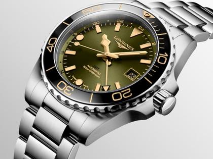 Longines HydroConquest GMT Automatik Edelstahl 41mm grünes Zifferblatt Metallband – Herrenuhren Uhr mit Datum aus Edelstahl und Keramik. Das Gehäuse ist rund und silber. Das Edelstahlarmband ist silber. Das Zifferblatt ist ein Index in grün. – Ansicht 2