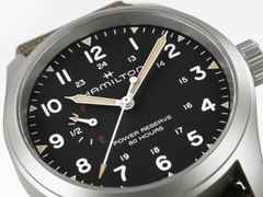 Hamilton Khaki Field Mechanical Power Reserve Handaufzug Edelstahl 40mm schwarzes Zifferblatt grünes Textilband – Herrenuhren Uhr ohne Datum aus Edelstahl. Das Gehäuse ist rund und silber. Das Textilarmband ist grün. Das Zifferblatt ist arabisch und schwarz. – Ansicht 2