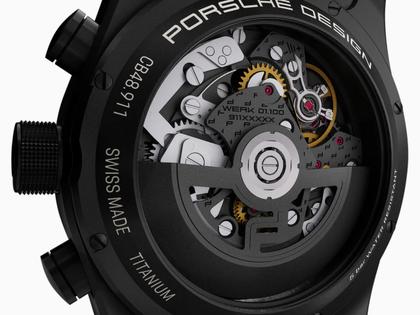 Porsche Design Custom Built Timepieces Watchmakers Choice "SpeedGelb" Chronograph Automatik Titan Schwarz 42mm schwarzes Zifferblatt schwarzes Lederband – Herrenuhren Chronograph aus Edelstahl, Leder, Titan und Titancarbid beschichtet. Das Gehäuse ist rund und schwarz. Das Lederarmband ist schwarz. Das Zifferblatt ist ein Index in schwarz. – Ansicht 4