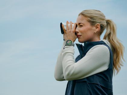 Garmin Approach S72 Titan Grau-DLC 43mm digitales Display graues Textilband – Herrenuhren Uhr Multifunktion aus Keramik und Kunststoff. Das Gehäuse ist rund und grau. Das Textilarmband ist grau. Das Zifferblatt ist digital und schwarz. – Ansicht 9