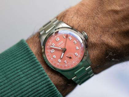 Oris Big Crown Pointer Date Calibre 403 Automatik Edelstahl 40mm rosa Zifferblatt Metallband – Herrenuhren Uhr mit Datum aus Edelstahl. Das Gehäuse ist rund und silber. Das Edelstahlarmband ist silber. Das Zifferblatt ist arabisch und rosa. – Ansicht 7