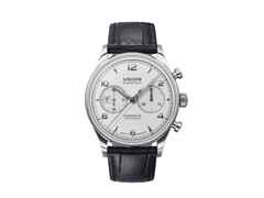 Union Glashütte Noramis Chronograph Automatik Edelstahl 42mm silberfarbenes Zifferblatt schwarzes Lederband – Herrenuhren Chronograph aus Edelstahl. Das Gehäuse ist rund und silber. Das Lederarmband ist schwarz. Das Zifferblatt ist arabisch Index und silber.