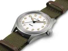 Hamilton Khaki Field Quartz Edelstahl 38mm weißes Zifferblatt grünes NATO-Textilband – Herrenuhren Uhr ohne Datum aus Edelstahl. Das Gehäuse ist rund und grau. Das Textilarmband ist grün. Das Zifferblatt ist ein Index in weiß. – Ansicht 2