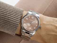Nomos Glashütte Club Sport neomatik 39 Ember Automatik Edelstahl beiges Zifferblatt Metallband Glasboden – Herrenuhren Uhr ohne Datum aus Edelstahl. Das Gehäuse ist rund und silber. Das Edelstahlarmband ist silber. Das Zifferblatt ist arabisch Index und beige. – Ansicht 3