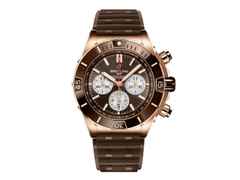 Breitling Super Chronomat B01 44 Automatik Rotgold braunes Zifferblatt braunes Kautschukband – Herrenuhren Chronograph aus 750 Rotgold. Das Gehäuse ist rund und roségold. Das Kautschuk / Kunststoff / Silikon Armband ist roségold. Das Zifferblatt ist ein Index in braun.
